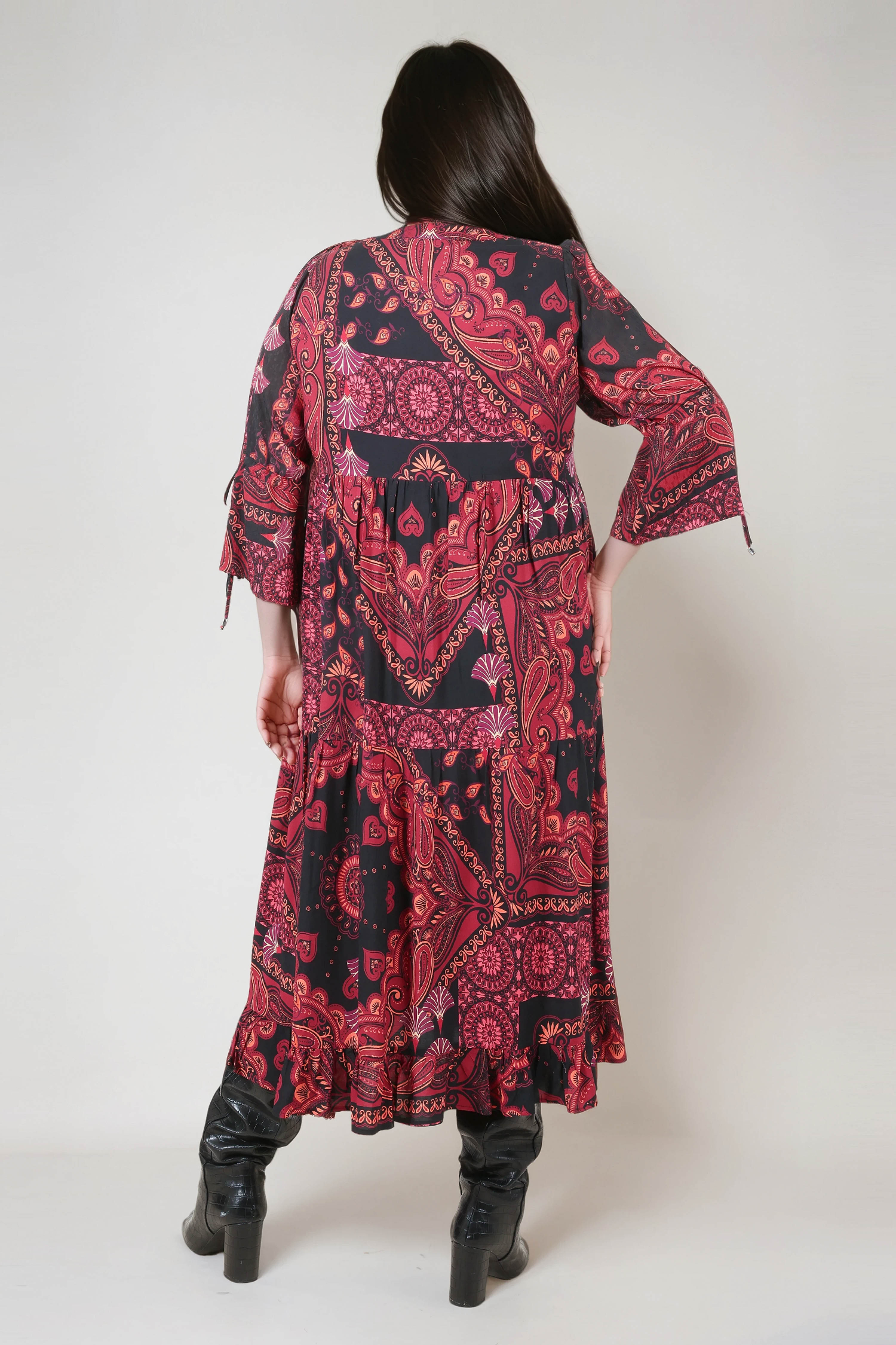 Long bohemian cashmere dress in red and black with flowing fabric and feminine ruffles