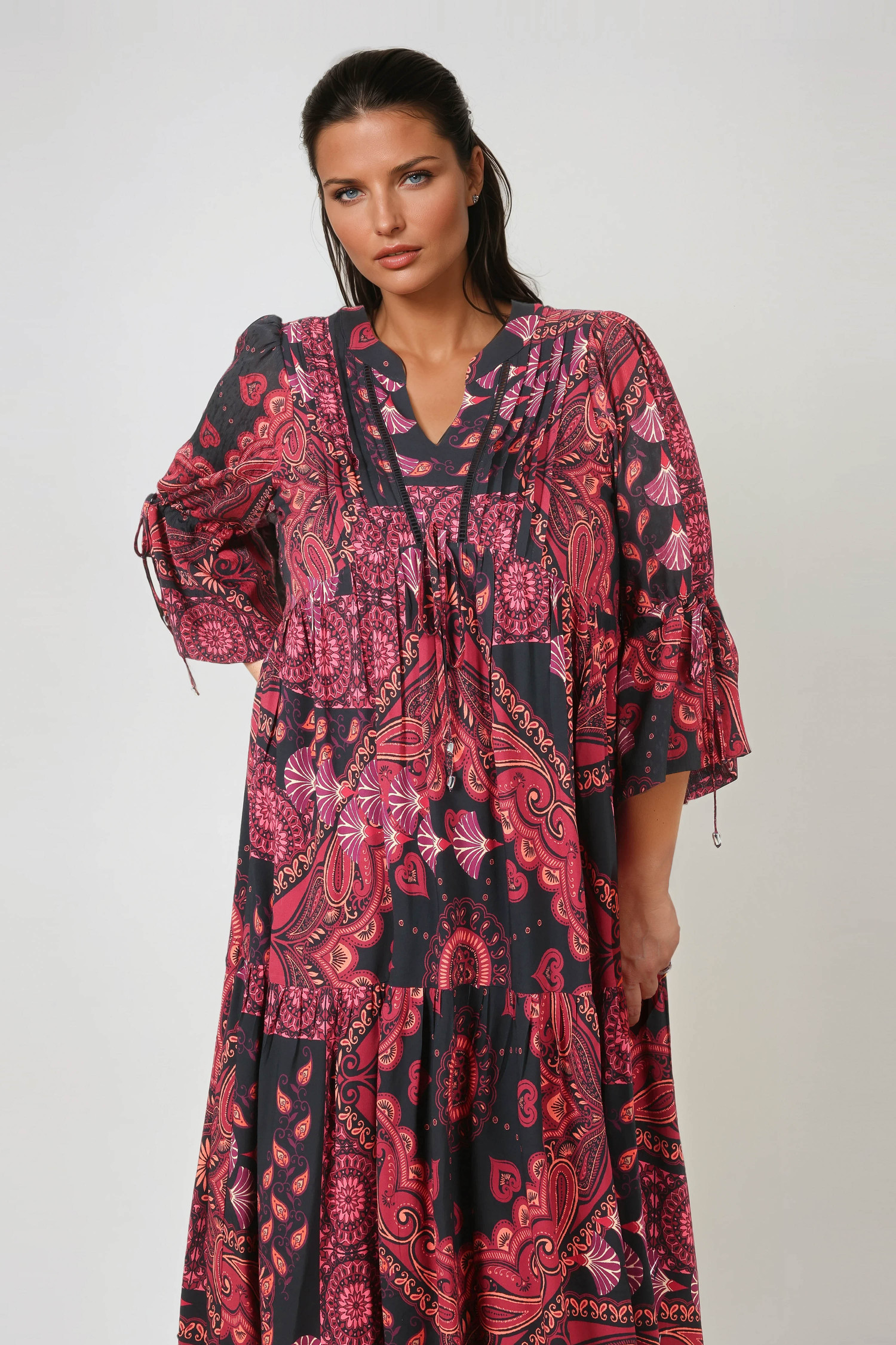 Long bohemian cashmere dress in red and black with flowing fabric and feminine ruffles