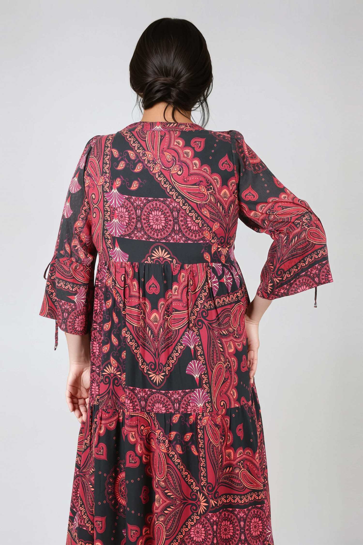 Long bohemian cashmere dress in red and black with flowing fabric and feminine ruffles