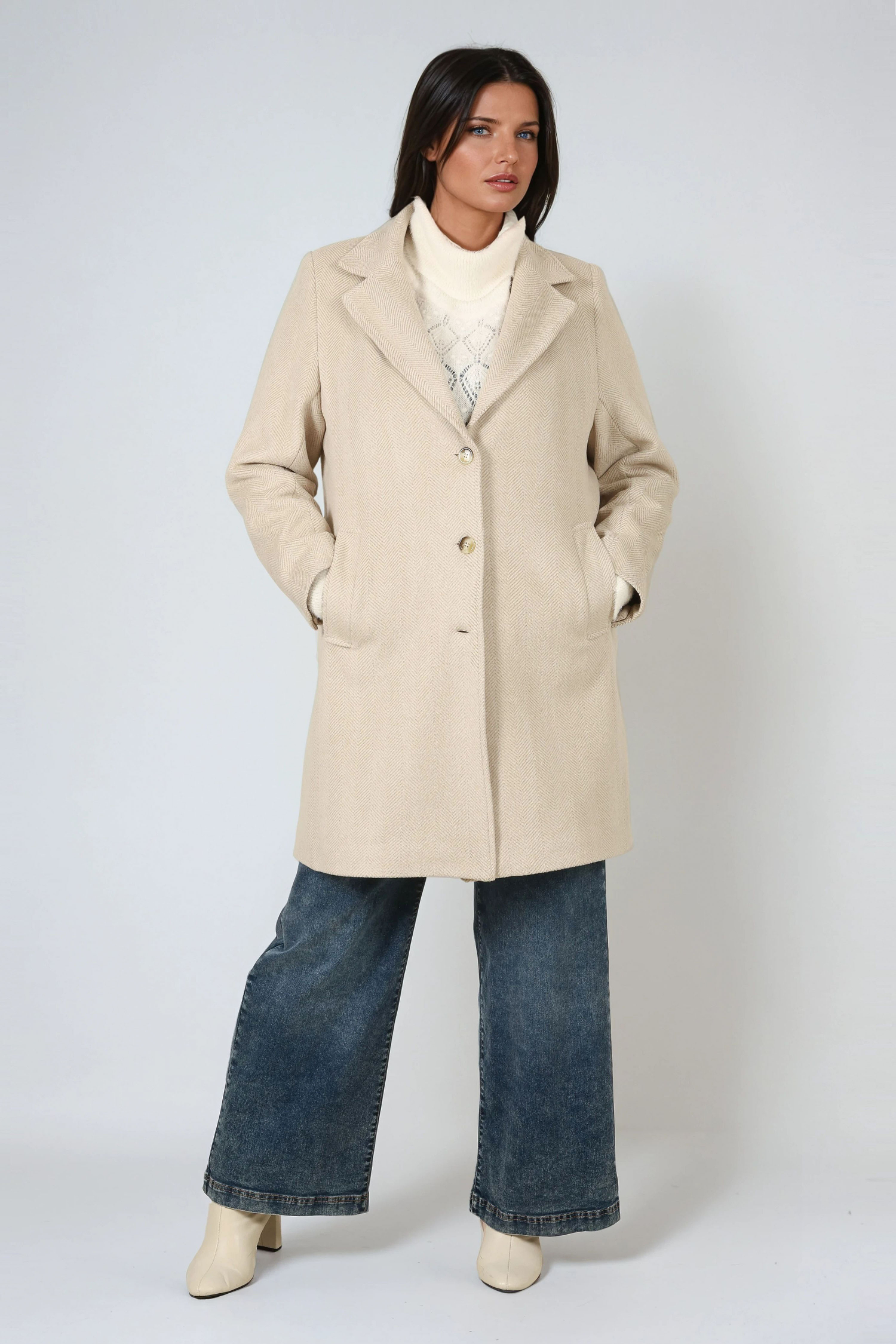 7/8 coat in soft and refined herringbone wool