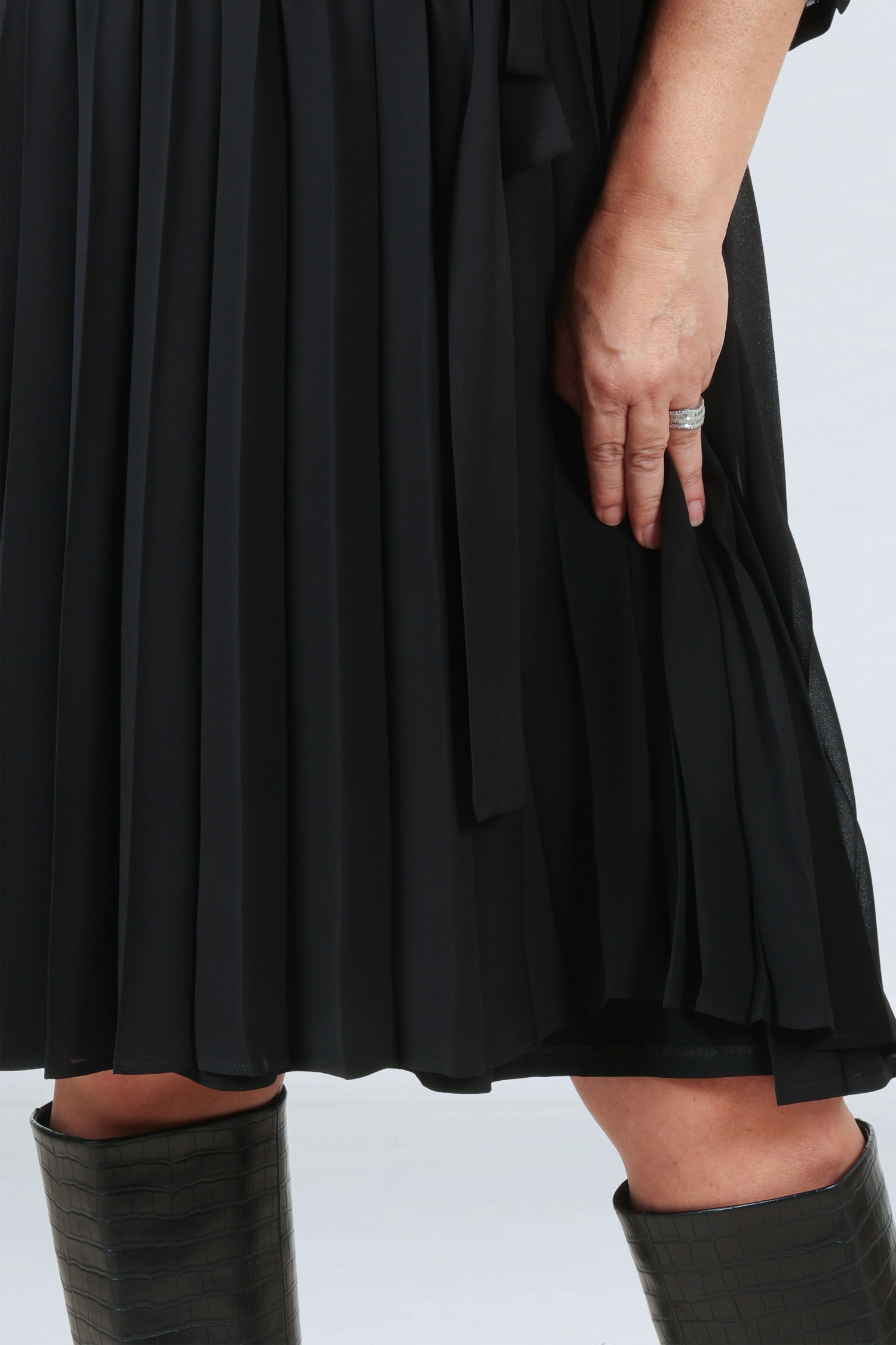 Airy pleated midi dress 