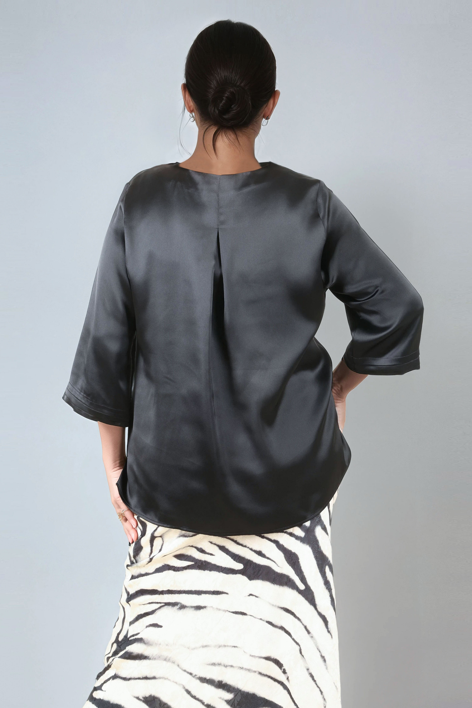 Blouse in satin viscose col V elegance bleu celeste